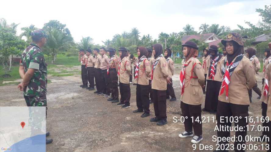 Babinsa Berikan Wasbang Lewat Latihan Kepramukaan