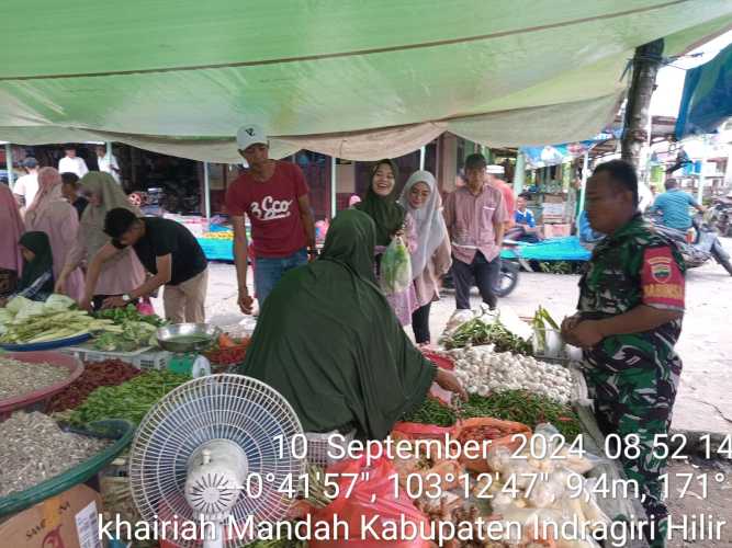 Babinsa Mandah Berbaur dan Melakukan Komunikasi dengan warganya