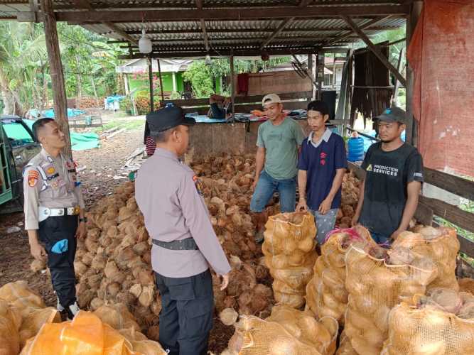 Polsek Kempas Ajak Petani Kelapa, Ciptakan Kamtibmas selama Pilkada 2024