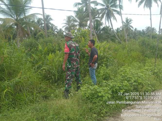 menjaga Babinsa Sungai Beringin keamanan dan keselamatan masyarakat dari bahaya Karhutla