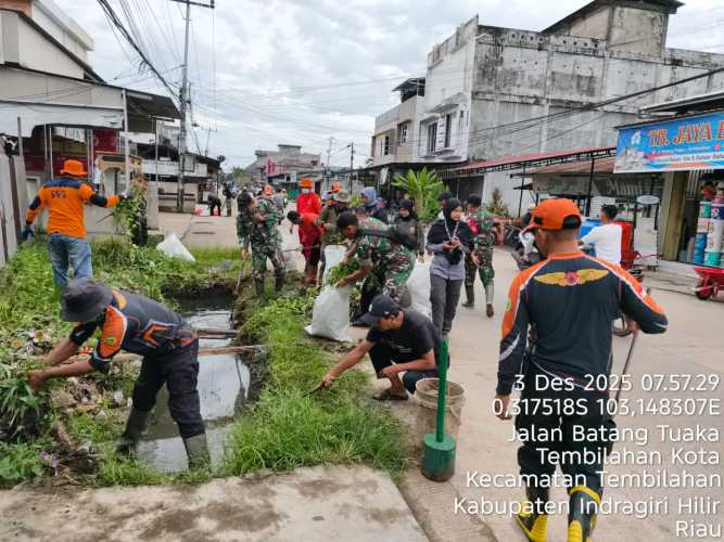 Personil. Koramil 01/Tembilahan Berperan Serta Dalam Gotong Royong Antisipasi Bencana Hidrometeorologi