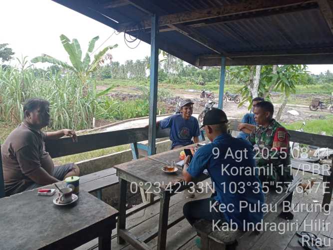 Babinsa Koramil 11/PBR Aktif Jalin Komunikasi Sosial di Desa Pulau Burung