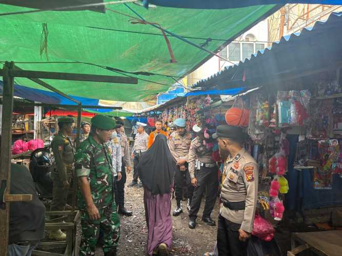 Babinsa Serka Surung Simbolon Pimpin Apel Bersama dan Patroli Pengamanan Nataru di Pasar Air Mancur Inhil