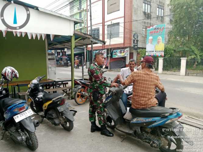 Babinsa Koramil 01/Tbh Gencarkan Sosialisasi Keselamatan Berkendara kepada Pengemudi Ojek di Tembilahan Hulu
