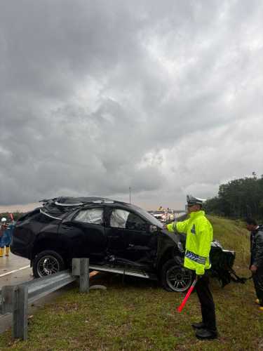 Fortuner Tabrak Pembatas Jalan di Tol Pekanbaru-Bangkinang, 1 Penumpang Luka Berat