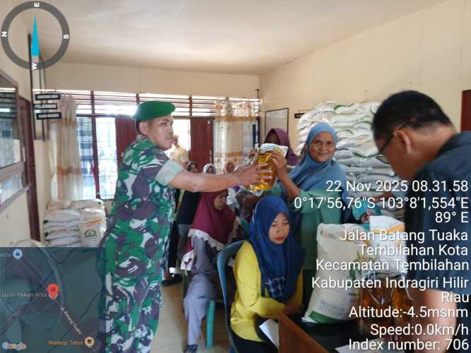 Babinsa Serka S. Simbolon Laksanakan pendampingan pembagian bantuan pangan pemerintah di Kelurahan Pekan Arba