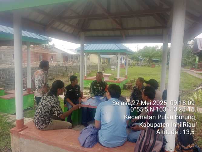 Babinsa Koramil 11/Pulau Burung  Pererat Hubungan Sosial dengan Masyarakat Desa Teluk Nibung
