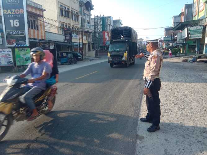 Personil Sat Lantas Polres Batu Bara Giatkan Pengaturan Lalin, Wujudkan Kamseltibcar lantas yang Kondusif