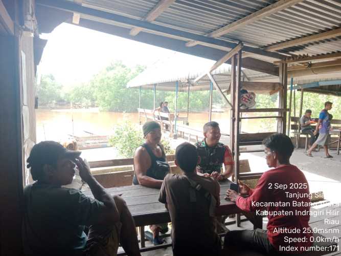 Babinsa Koramil 12/Batang Tuaka Edukasi Pelajar dalam Komunikasi Sosial Kampung Pancasila