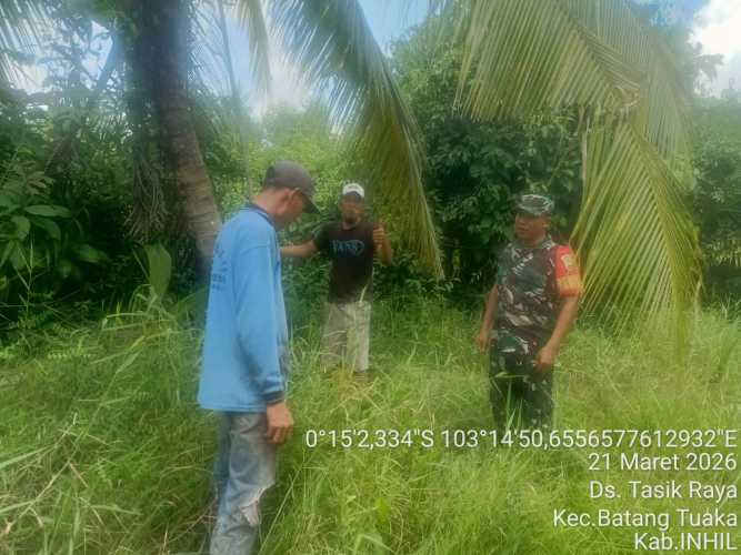 Babinsa Tasik Raya Tetap Siaga Menjaga Tapal Batas Wilayah di Momen Lebaran