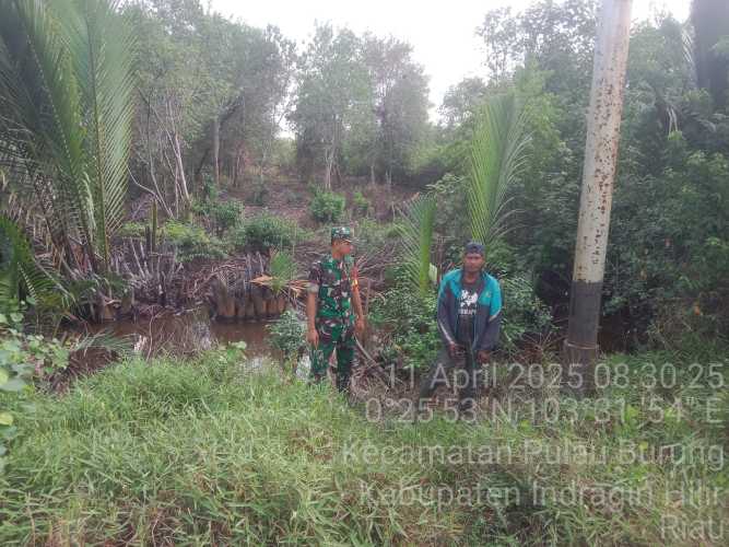 Babinsa Koramil Pulau Burung Proaktif Cegah Karhutla, Libatkan Masyarakat dalam Pengawasan