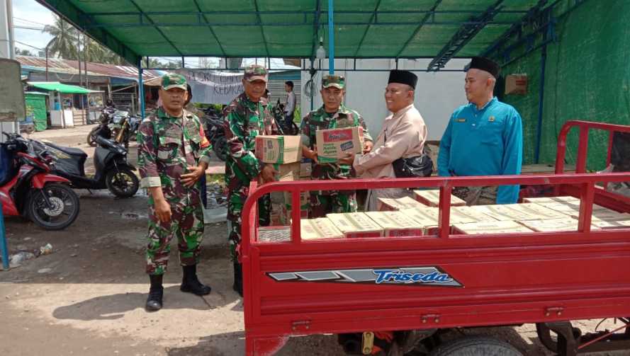 Bersama Personilnya, Danramil Pulau Burung Serahkan Bantuan Paket Sembako di Posko Penanggulangan Bencana