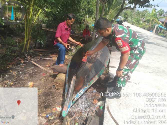 Babinsa Mandah Jabarkan Kepedulian Sosial dengan Membantu Para Nelayan