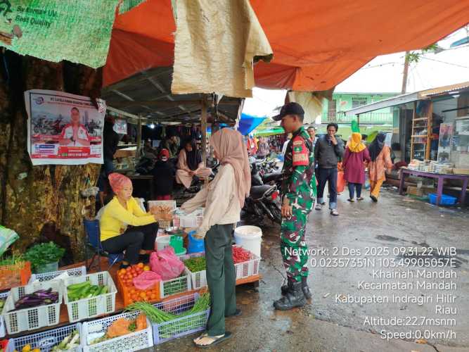 Musim Hujan Datang, Babinsa Mandah Turun Langsung Imbau Pedagang Waspada