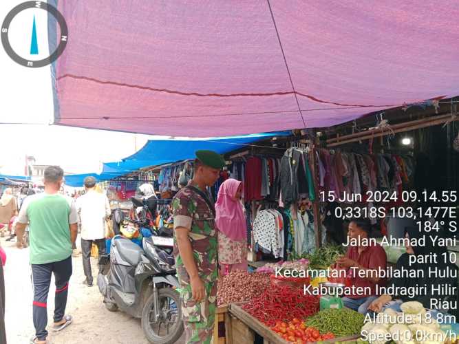 Menjelang Lebaran Idul Adha, Babinsa Turun Ke Pasar Cek Stok Sembako