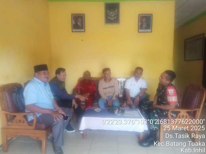 Babinsa Koramil 12/BTK Kodim 0314/Inhil Laksanakan Komsos dengan Perangkat Desa dan Masyarakat