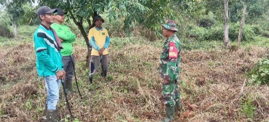 Babinsa Koramil 01/Tbh Sosialisasi Pencegahan Kebakaran Hutan dan Lahan di Tembilahan Barat