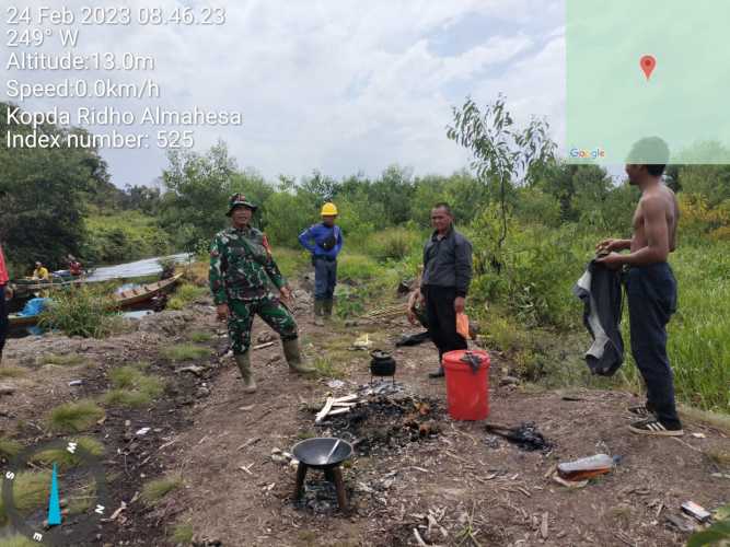 Babinsa Memastikan Titik Api Tidak Terlihat Kembali