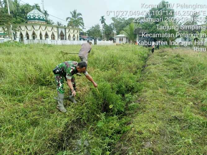 Minggu Pagi,Babinsa Bersihkan TPU Desa