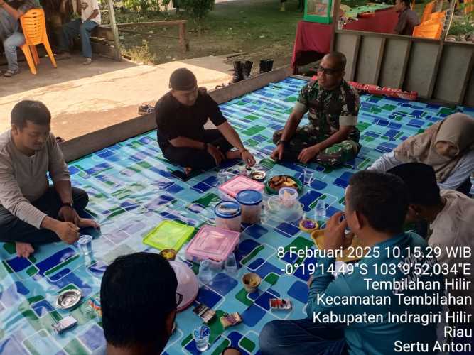 Babinsa Tembilahan Hilir Laksanakan Komsos di Rumah Warga, Pererat Silaturahmi dengan Masyarakat