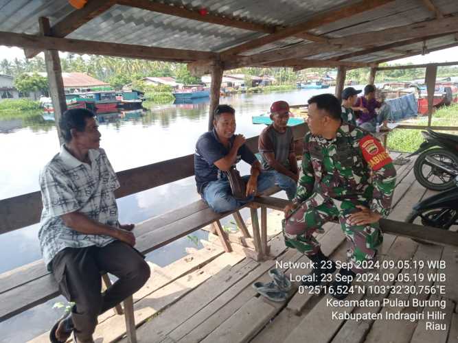 Hadapi Situasi Politik yang Tidak Menentu, Babinsa Pulau Burung Lakukan Sosialisasi Jaga Kondusifitas