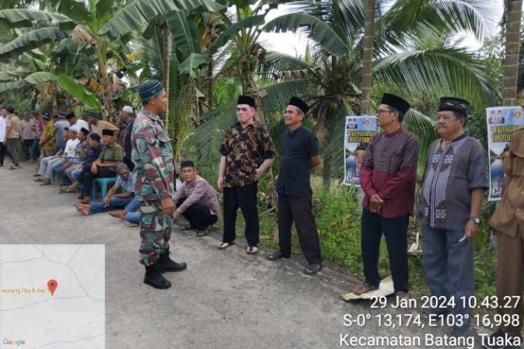 Sertu Januar Effendi  Membimbing Warga Agar Meningkatkan Patroli Kamtibmas