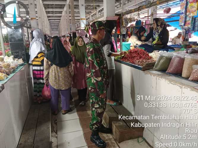 Menjelang Lebaran, Babinsa Turun Ke Pasar Cek Stok Beras