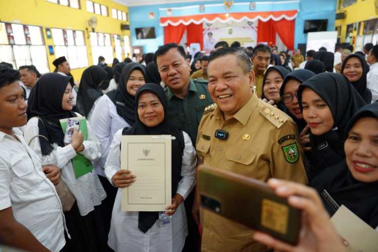 Pj Gubri Serahkan 148 SK PPPK Untuk Guru di Kuansing