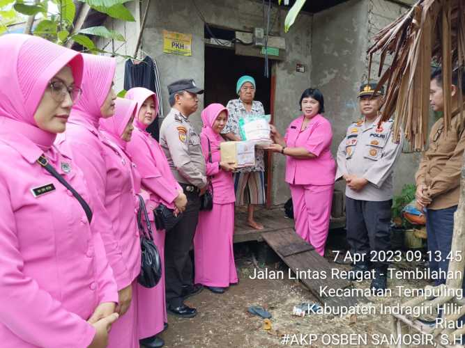 Polsek Tempuling Berbagi Sembako dengan Masyarakat