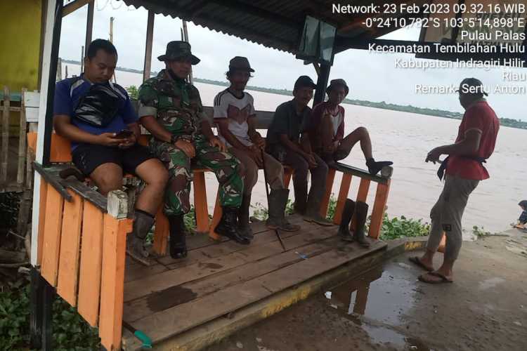 Sertu Anton Melalui Komsos Ingatkan warga Utamakan Keselamatan Penyeberangan