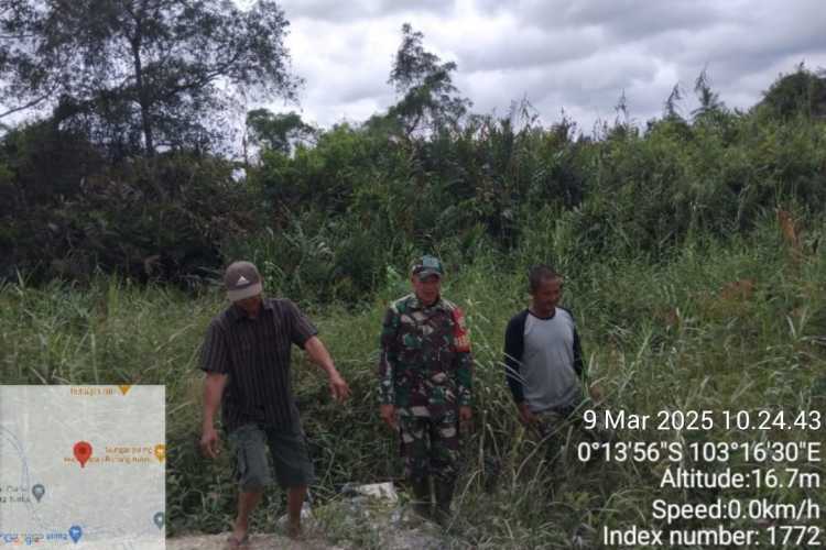 Sertu Januar Bersama Warga Lakukan Patroli Lahan, Jangkau Wilayah Yang Sulit di Akses