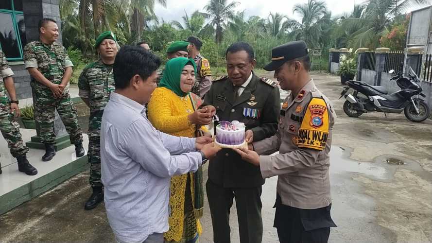 Camat ,Ketua APDESI Batangtuaka dan Kapolsek Beserta Anggota Mengucapkan HUT TNI Ke 79 di Makoramil 12/Batang Tuaka