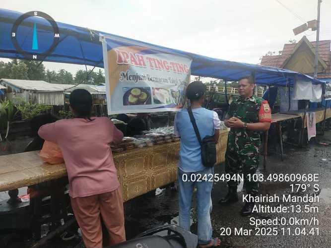 Babinsa Kopda Hendri Jalin Komunikasi dengan Warga untuk Jaga Keamanan di Bulan Ramadhan