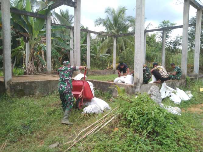 Babinsa Koramil 12/Batang Tuaka Lanjutkan Penimbunan Musholla   MTs.Nurul Huda