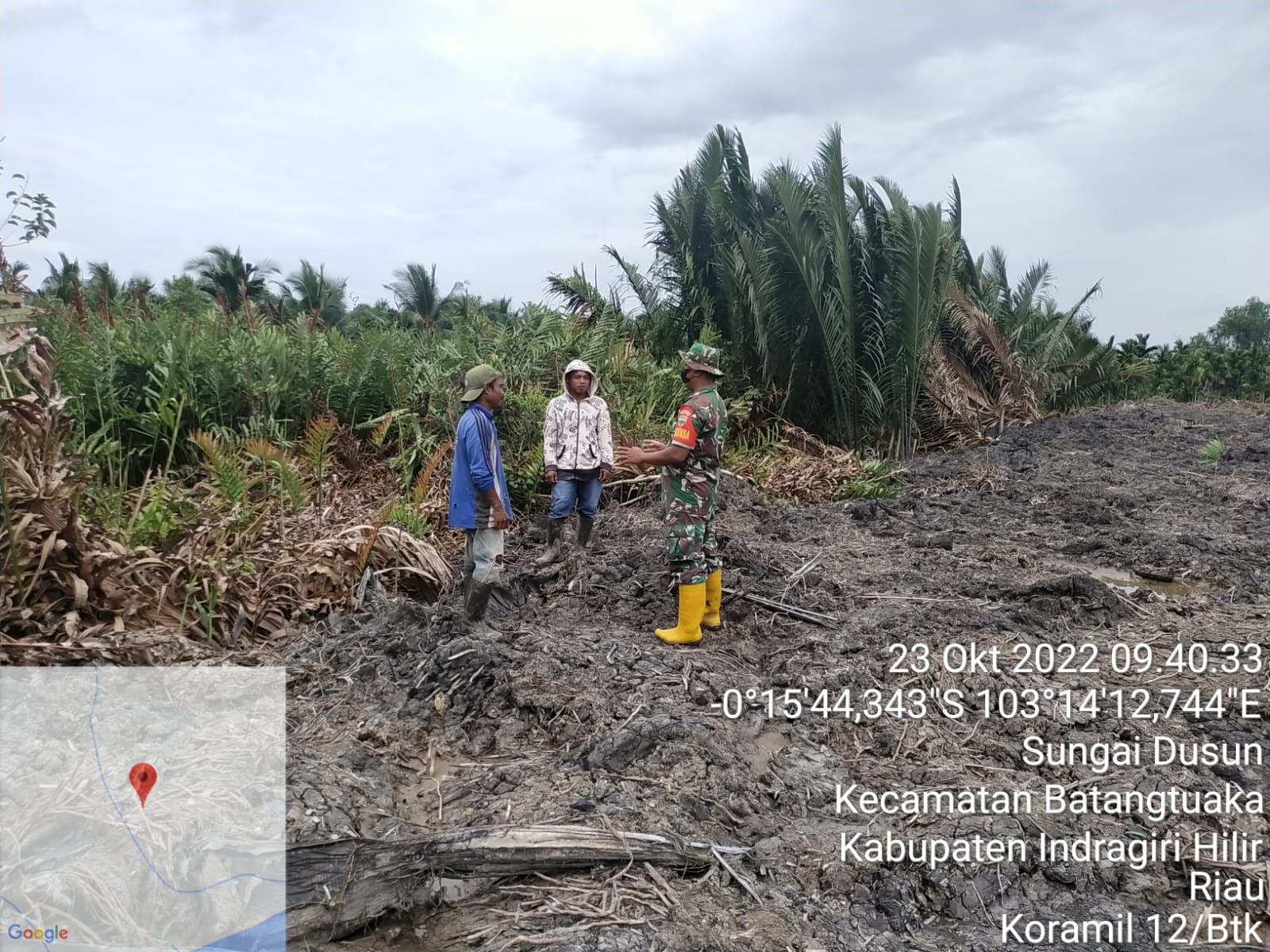 Serda Pernando Babinsa Koramil 12/Batang Tuaka Mengembalikan Pemahaman Masyarakat Tentang Karhutlah