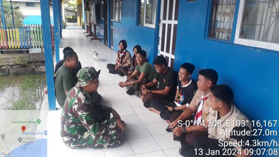 Dalam Suasana Belajar,Babinsa Sungai Piring Berikan Penggunaan Medsos yang Cerdas kepada Para Remaja