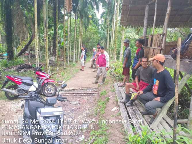 ESDM Provinsi Riau, distribusikan Tiang Listrik Ke Desa Sungai Intan,H.Herman ;Semoga Harapan Terang Segera Terwujud