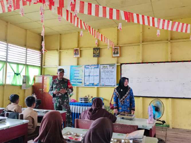 Babinsa Serda Miskal Dampingi Distribusi 5.528 Porsi Program MBG di Tembilahan Hulu
