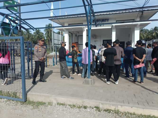 Kapolsek Pulau Burung AKP Azwar Alwi melakukan kontrol langsung terhadap proses penerimaan karyawan di PT RSUP