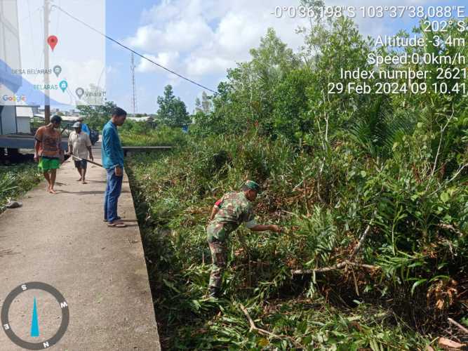 Pembersihan Jalan Poros Desa, Babinsa Belaras Inisiasi Gotong Royong Bersama Warga