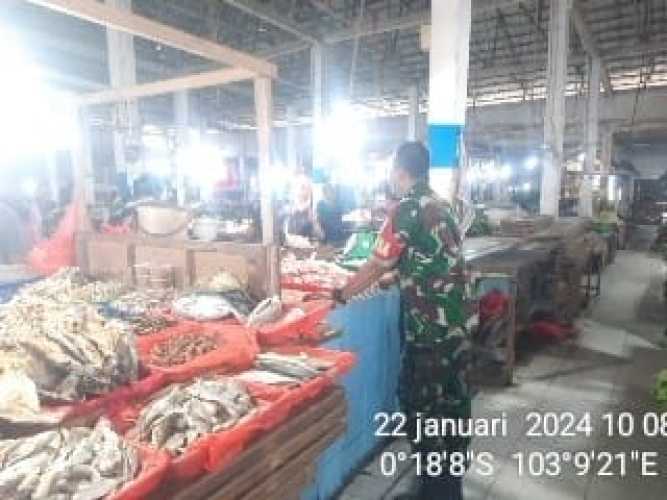 Bantu Pemerintah, Serda Suratno Perhatikan Kenaikan Harga Sembako di Pasar