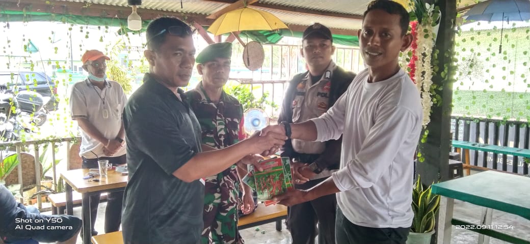 Sertu Masri Babinsa Koramil 01/Tembilahan Mendampingi Pasiter Serahkan Bingkisan dan Bibit Tanaman Produktif