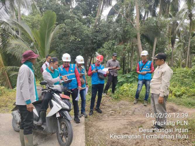 Kades Sungai Intan Turun Langsung Dampingi PLN Tracking Jalur Jaringan Listrik