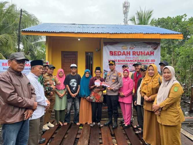 Polsek Kateman Polres Inhil Resmikan Hasil Bedah Rumah, Wujud Kepedulian Polri pada Hari Bhayangkara ke-80