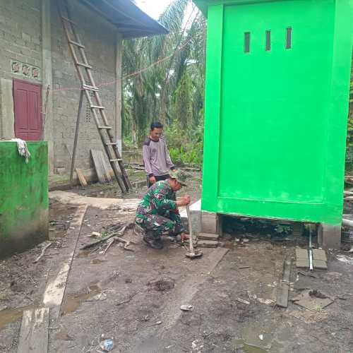 Pembuatan MCK Program MMD Ke-123 di Desa Karya Tunas Jaya Kecamatan Tempuling Dipimpin Kapten Inf Rohadi Handoko