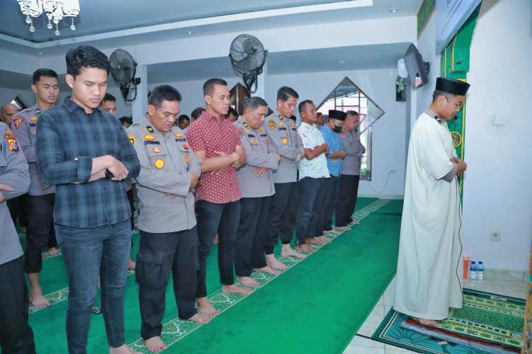 Polres Inhil Gelar Sholat Ghaib untuk 3 Personel Polri yang Gugur di Lampung