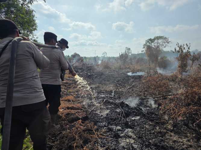 Personel Polsek Pelangiran Kembali Fokuskan Pendinginan Karhutla di Simpang Kateman