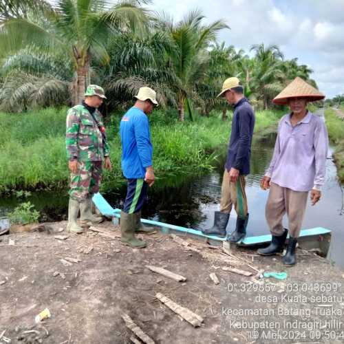 Babinsa Kuala Sebatu cek Lahan dan Perairan Sawah