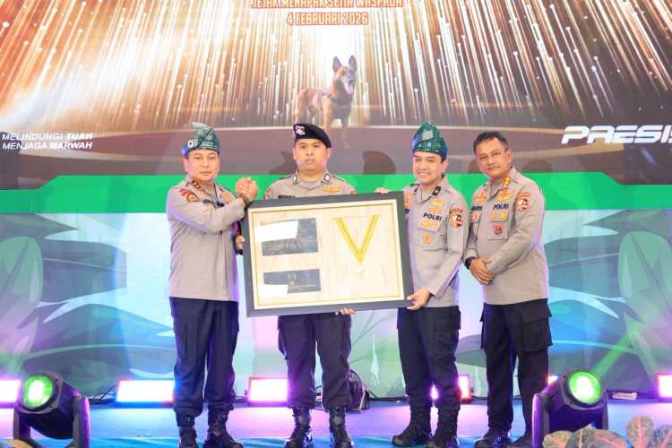 Satwa Reno K9 Polda Riau Terima Medali Penghargaan Kapolri