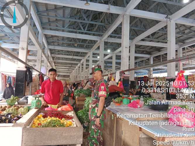 Babinsa Serda Ronald Manalu Lakukan Patroli Pasar dalam Minggu Kamtibmas